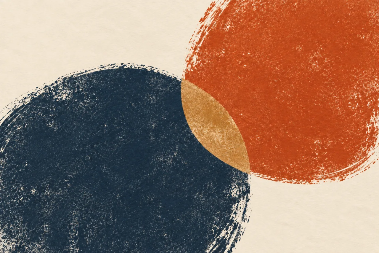 Dois discos texturizados, um azul-escuro e outro laranja, se sobrepõem em uma pequena lente ocre sobre fundo creme.